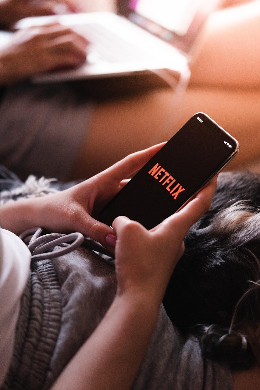 Device Usage Changes What You See (image credits: pixabay)