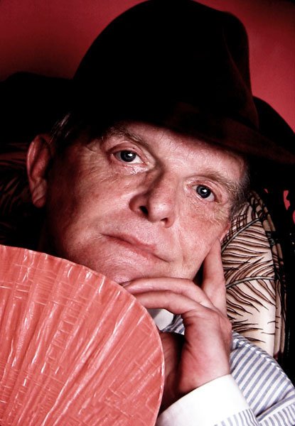 Truman Capote – The Horizontal Writer (image credits: User:X4n6, CC BY-SA 4.0, https://commons.wikimedia.org/w/index.php?curid=15047401)