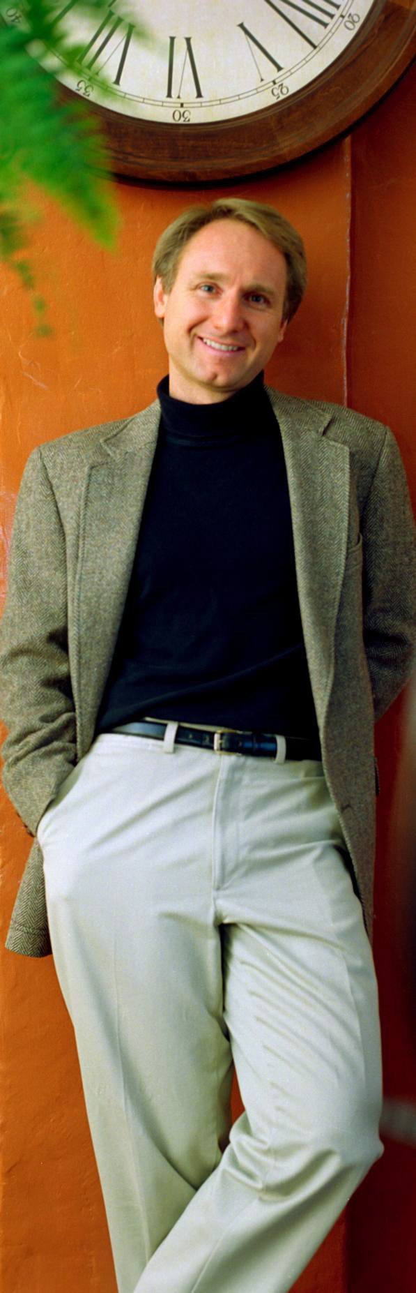 Dan Brown – Upside-Down Inspiration (image credits: By Photographer Philip Scalia, CC BY-SA 3.0, https://commons.wikimedia.org/w/index.php?curid=1796677)