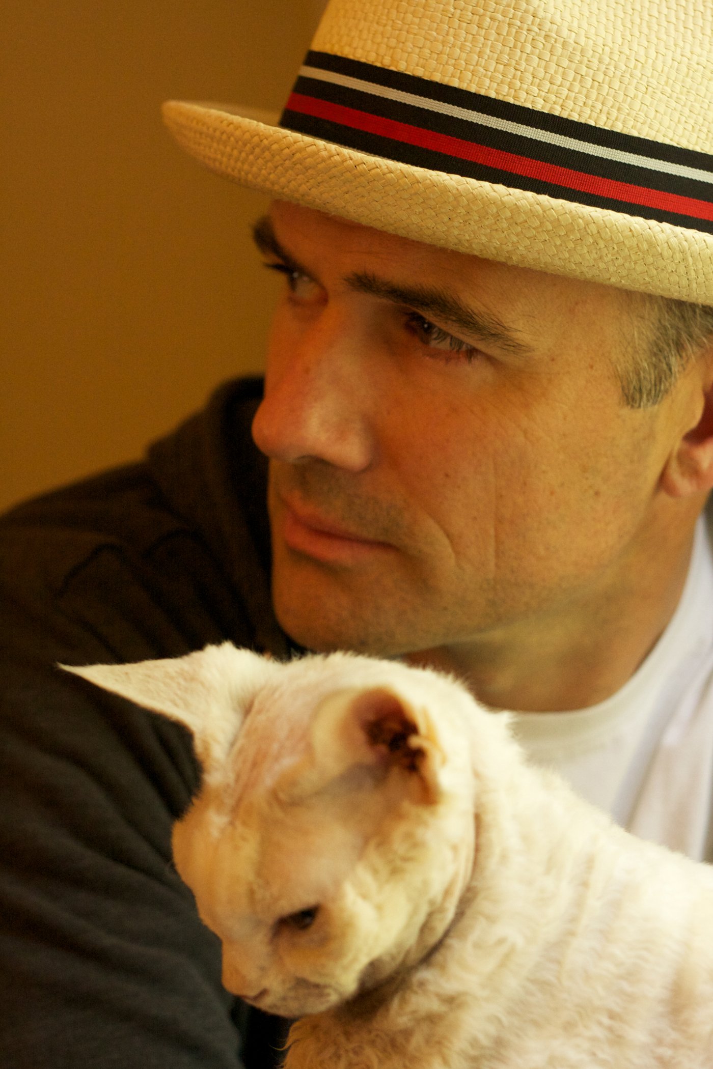 House of Leaves – Mark Z. Danielewski (image credits: originally posted by Knopf Doubleday Publishing Group, CC BY 3.0, https://commons.wikimedia.org/w/index.php?curid=49135816)