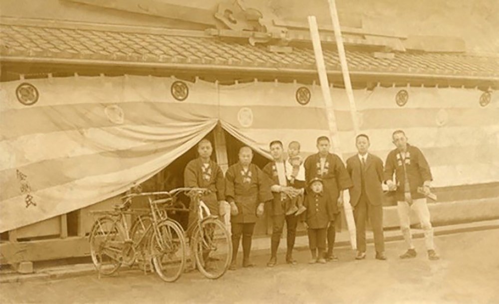 The Japanese Masters of Longevity (image credits: By 撮影者　不明　http://www.kongogumi.co.jp/enkaku.html, Public domain, https://commons.wikimedia.org/w/index.php?curid=2264810)