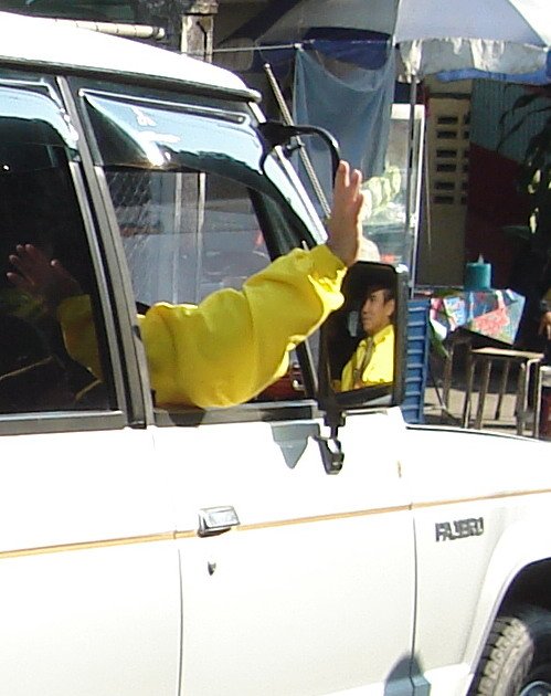 The Wave: From Weapon-Free Hands to Friendly Greeting (image credits: By User:Love Krittaya, Public domain, https://commons.wikimedia.org/w/index.php?curid=3215617)