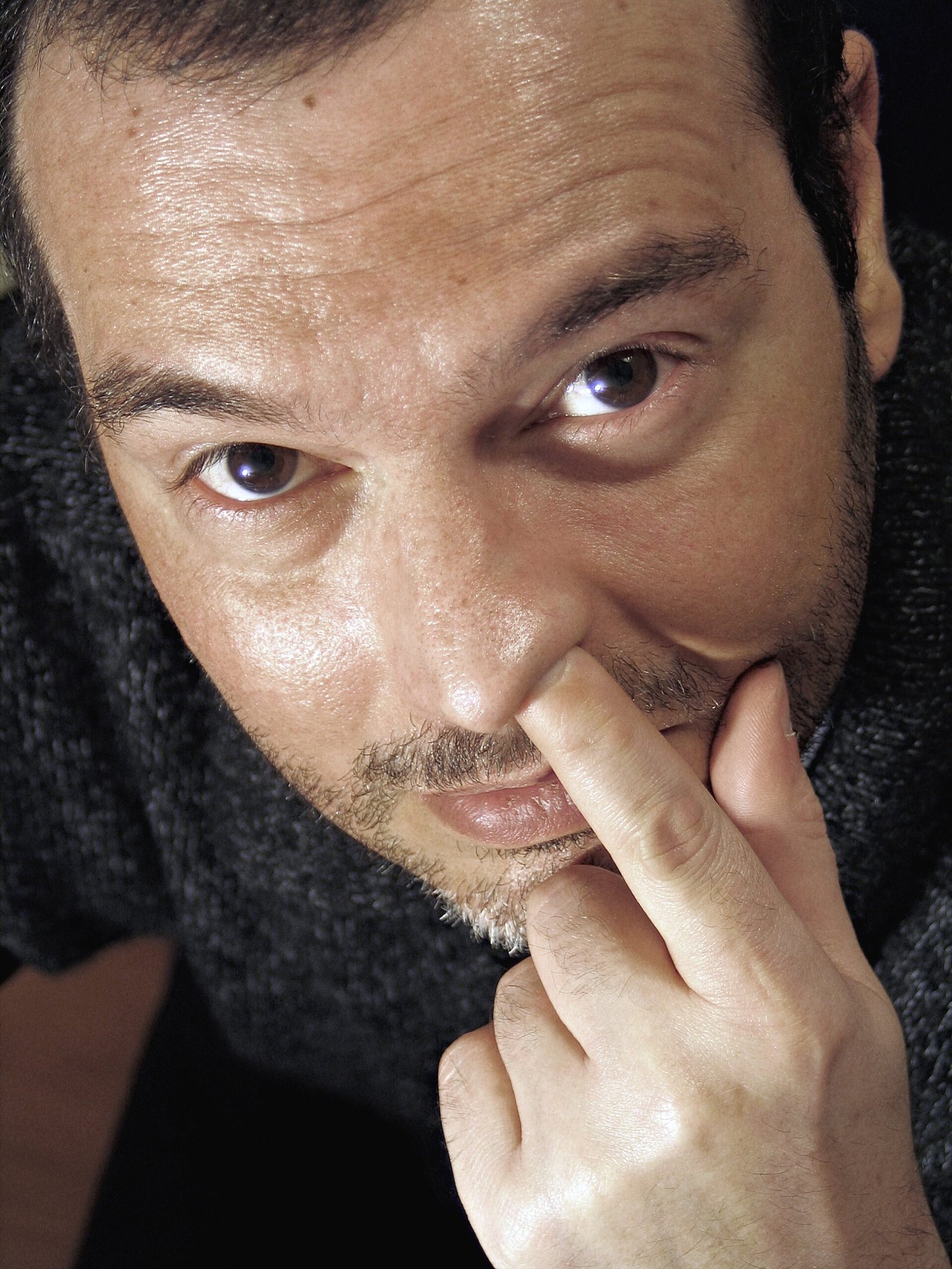 Your Index Finger Measures Your Nose Bridge (image credits: wikimedia)