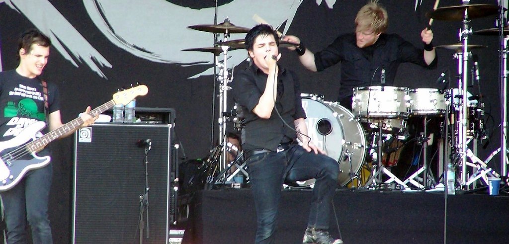 Three Cheers for Sweet Revenge – My Chemical Romance (image credits: By Flickr user Michael Spencer, CC BY 2.0, https://commons.wikimedia.org/w/index.php?curid=1675397)
