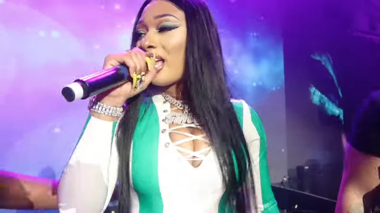 Megan Thee Stallion – Savage (image credits: MEGAN THEE STALLION BROUGHT ME ON STAGE 🤯! | BABYGIRLTOS (LAGOS VLOGMAS EDITION), CC BY 3.0, https://commons.wikimedia.org/w/index.php?curid=89825200)