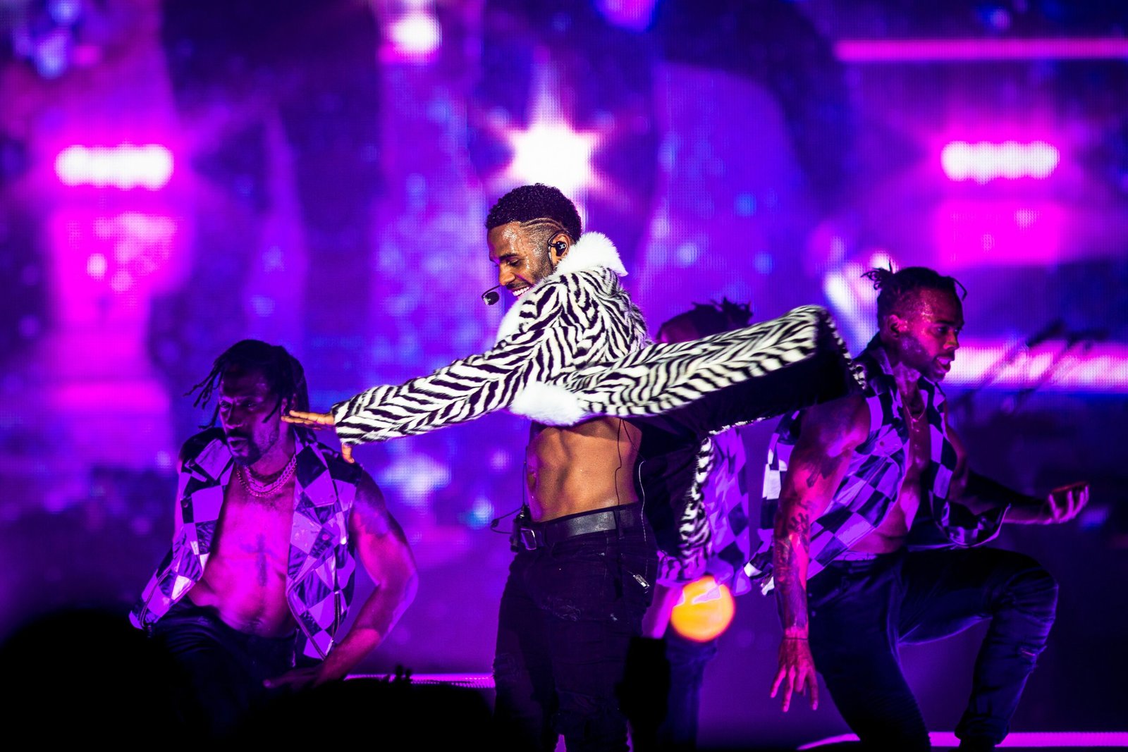 Jawsh 685 & Jason Derulo - Savage Love (Laxed - Siren Beat) (image credits: By Jakub Janecki, CC BY-SA 4.0, https://commons.wikimedia.org/w/index.php?curid=103505834)