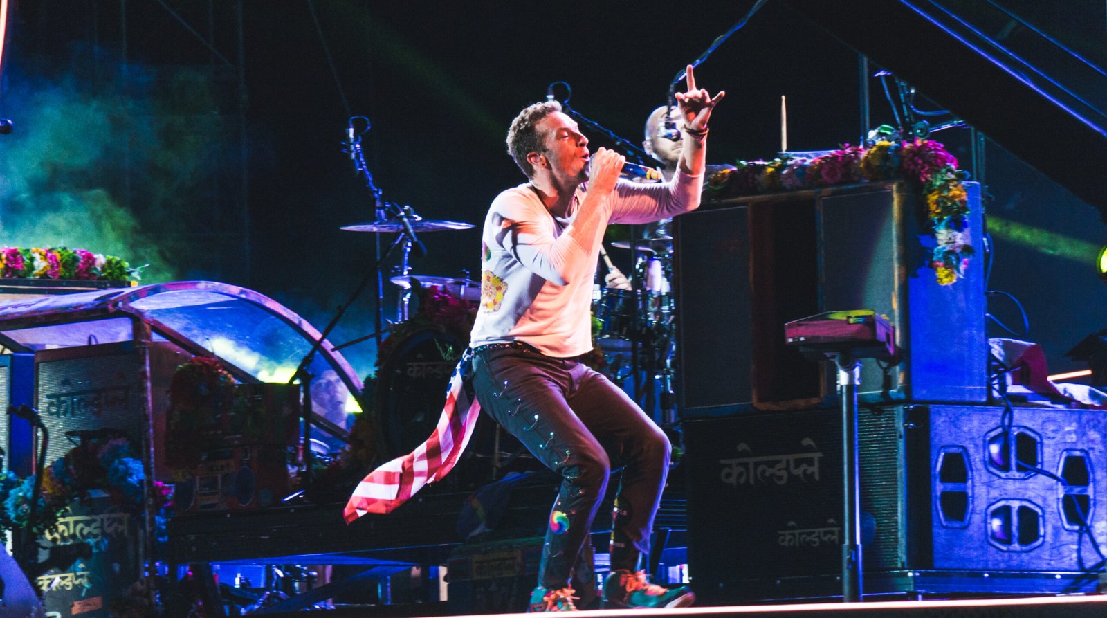 Coldplay – Life in Technicolor ii (2008) (image credits: ColdplayRoseBowl061017-33, CC BY 2.0, https://commons.wikimedia.org/w/index.php?curid=67685428)