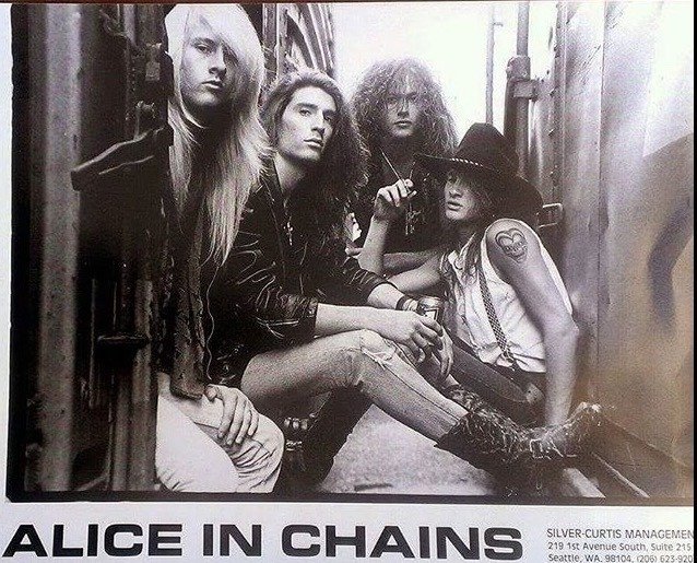 Alice in Chains – Haunting Harmony in 1996 (image credits: Scan via pinterest.com (City Heat Magazine, December 1988, page 15). The same photo appears (in lower resolution) at the ultimate-guitar.com—note that the latter scan had more information printed, but still not a valid copyright notice., Public domain, https://commons.wikimedia.org/w/index.php?curid=122363342)