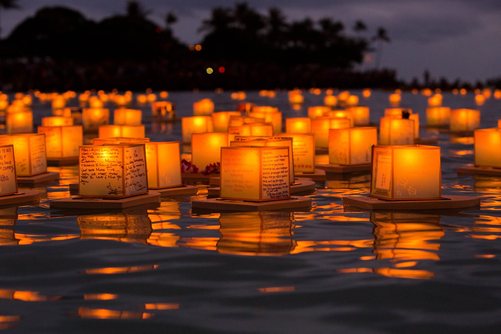 20. Lantern Floating Hawaii (Honolulu, USA) (image credits: Hawaii Lantern Floating Ceremony 2016, CC BY 2.0, https://commons.wikimedia.org/w/index.php?curid=60571327)