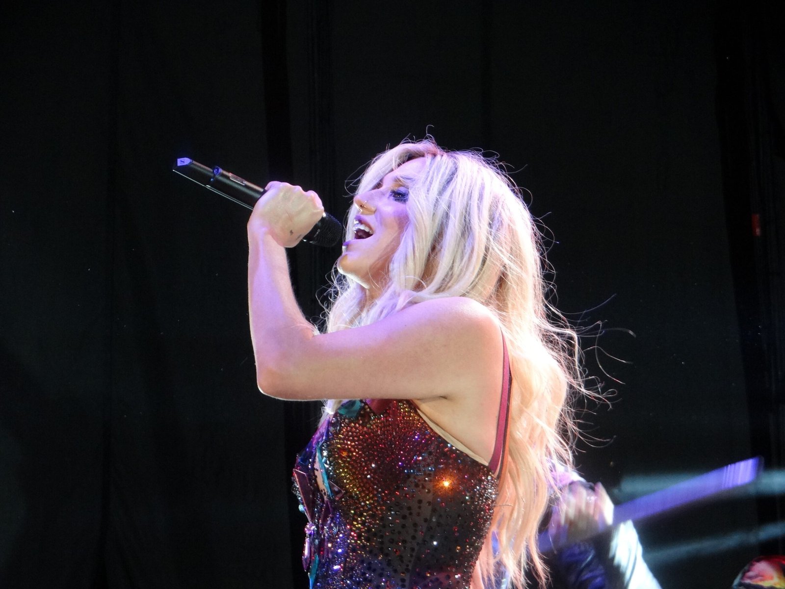 Kesha’s Praying and surviving abuse (image credits: DSC00870, CC BY 2.0, https://commons.wikimedia.org/w/index.php?curid=93090440)