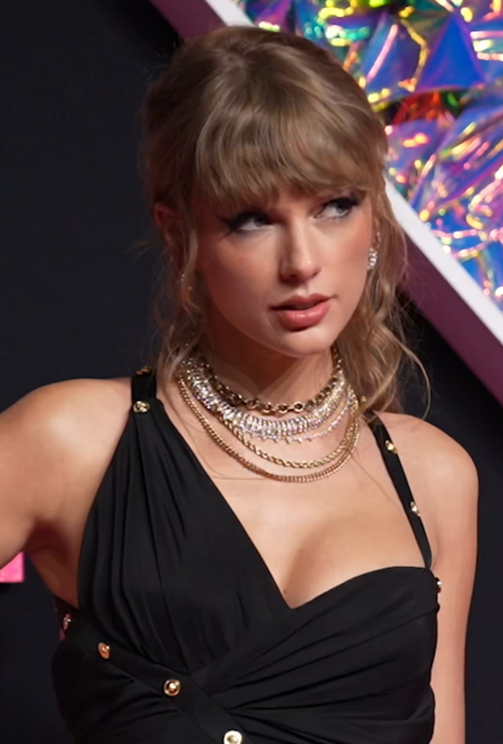 Taylor Swift gets personal with Katy Perry in Bad Blood (image credits: YouTube: #taylorswift on the #vmas pink carpet – View/save archived versions on archive.org and archive.today(See specific archived version), CC BY 3.0, https://commons.wikimedia.org/w/index.php?curid=137551448)