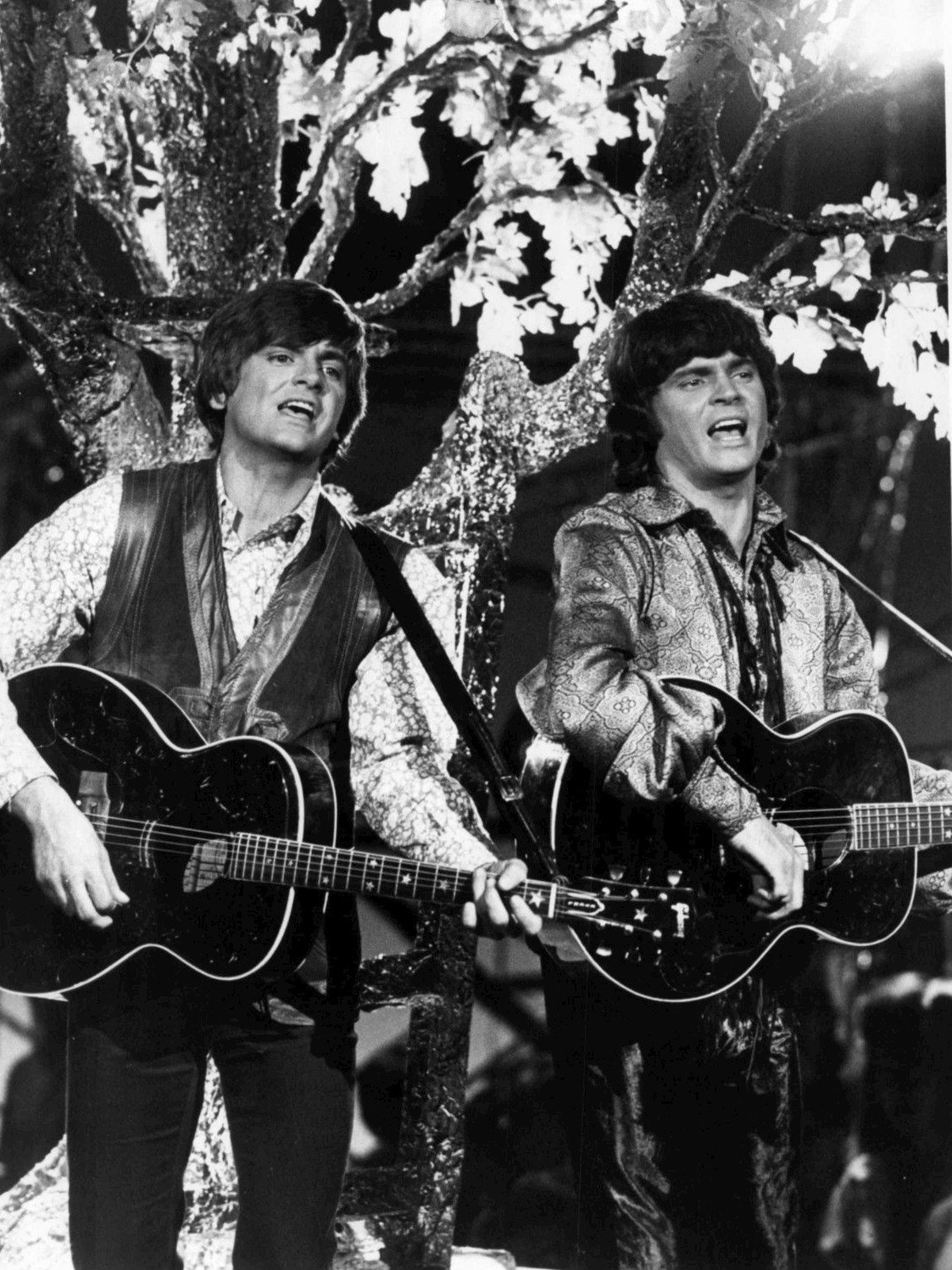 Wake Up Little Susie by The Everly Brothers (image credits: eBay item
photo front

photo back, Public domain, https://commons.wikimedia.org/w/index.php?curid=17137320)