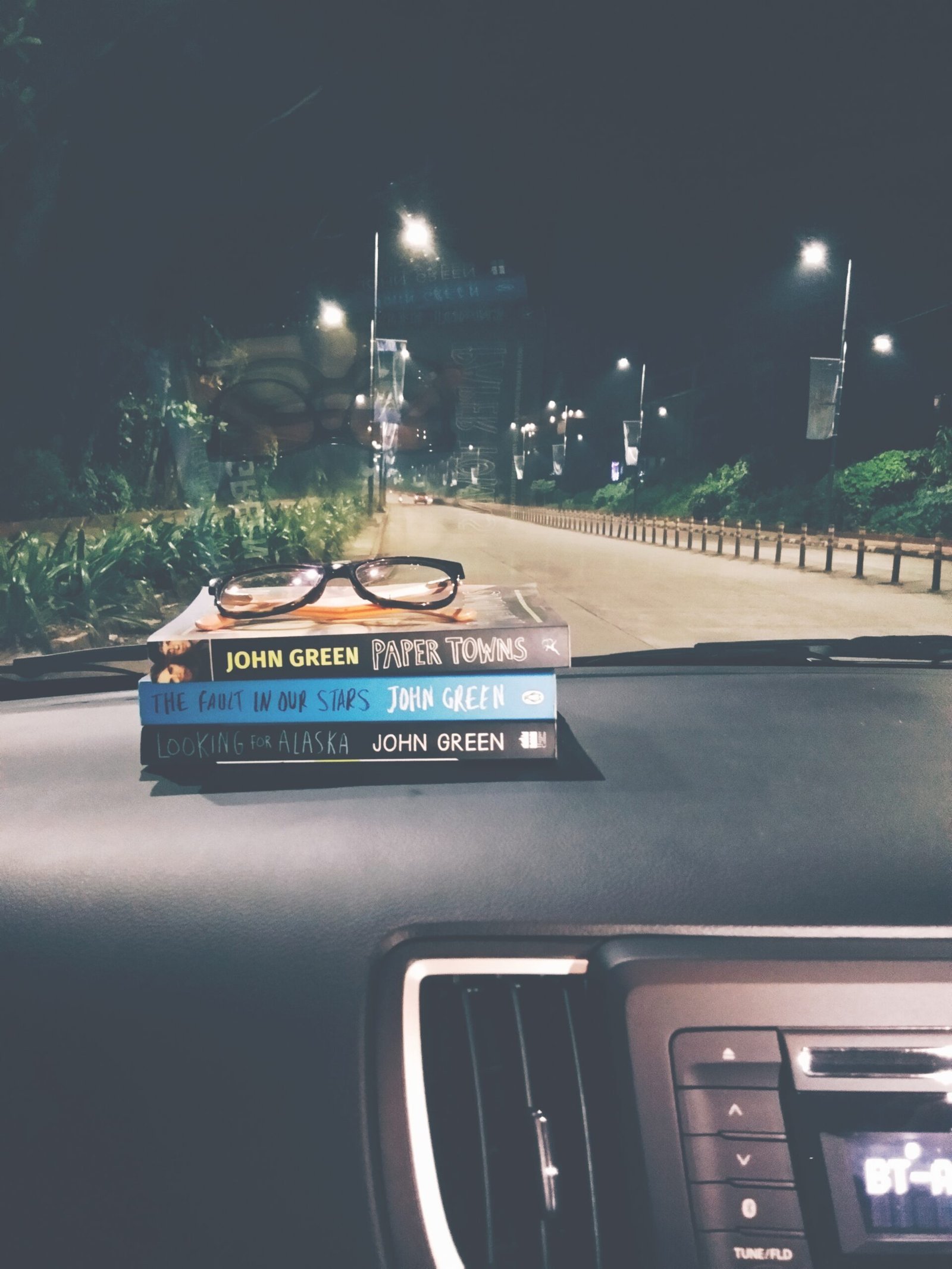 Looking for Alaska by John Green (image credits: By Kalyani Jha, CC BY-SA 4.0, https://commons.wikimedia.org/w/index.php?curid=64098134)
