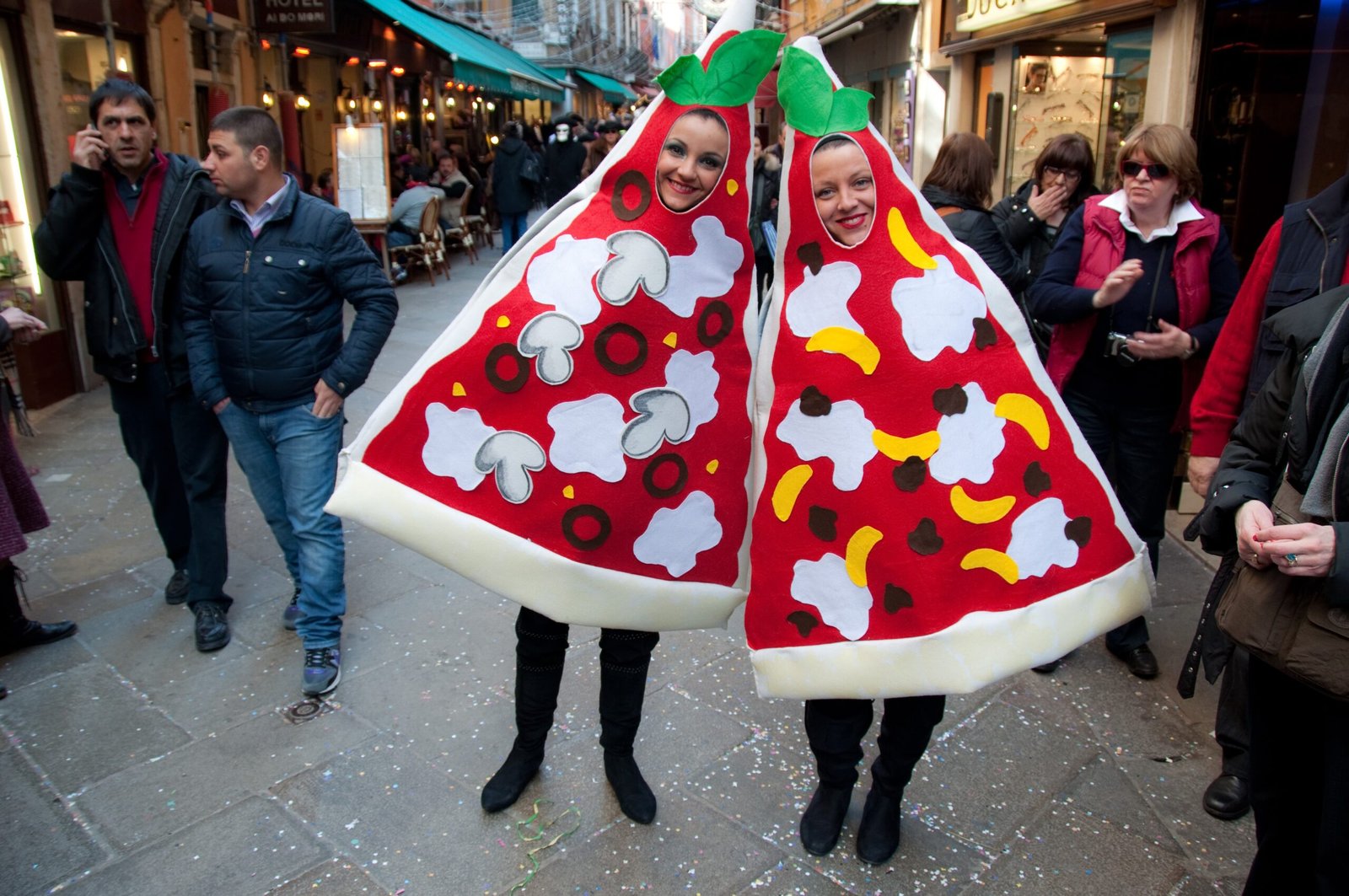 The Giant Walking Pizza Slice (image credits: wikimedia)