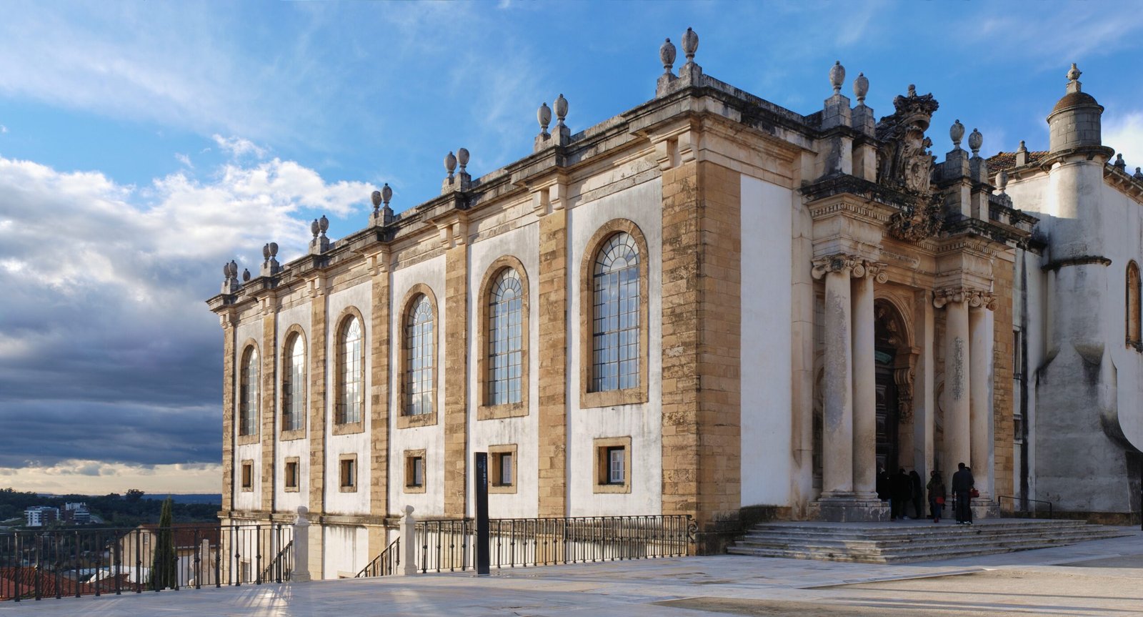 Biblioteca Joanina - Golden Books and Protective Bats (image credits: By Alvesgaspar, CC BY-SA 3.0, https://commons.wikimedia.org/w/index.php?curid=22770591)