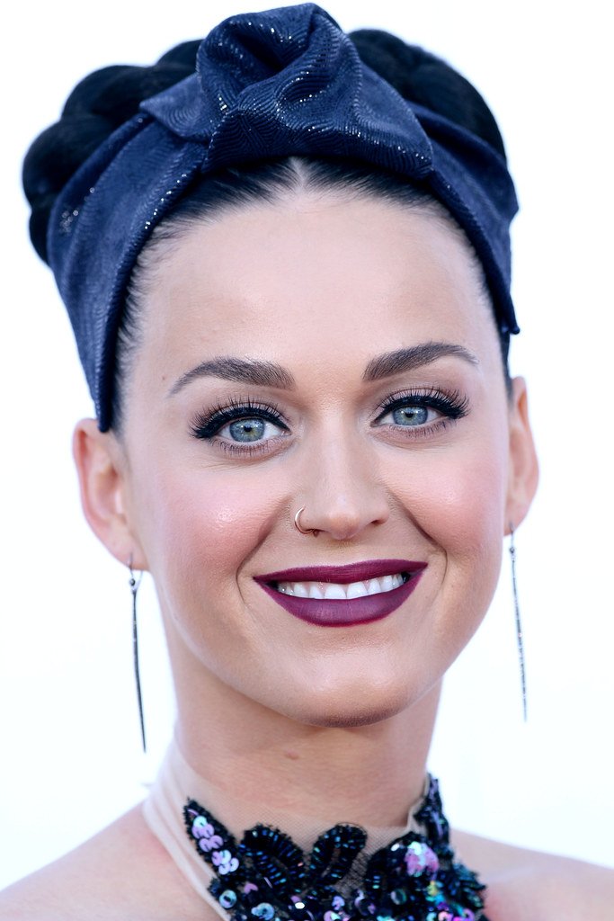 Katy Perry Kisses Justin Trudeau in New Photo