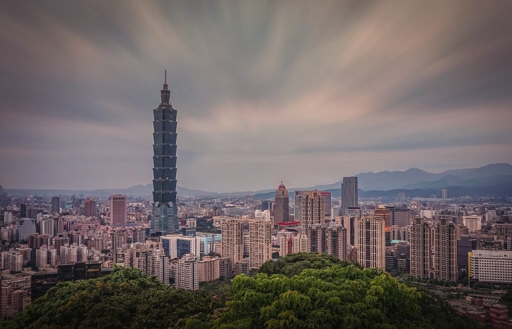 Alex Honnold Conquers Taipei 101 in Rope-Free Skyscraper Triumph