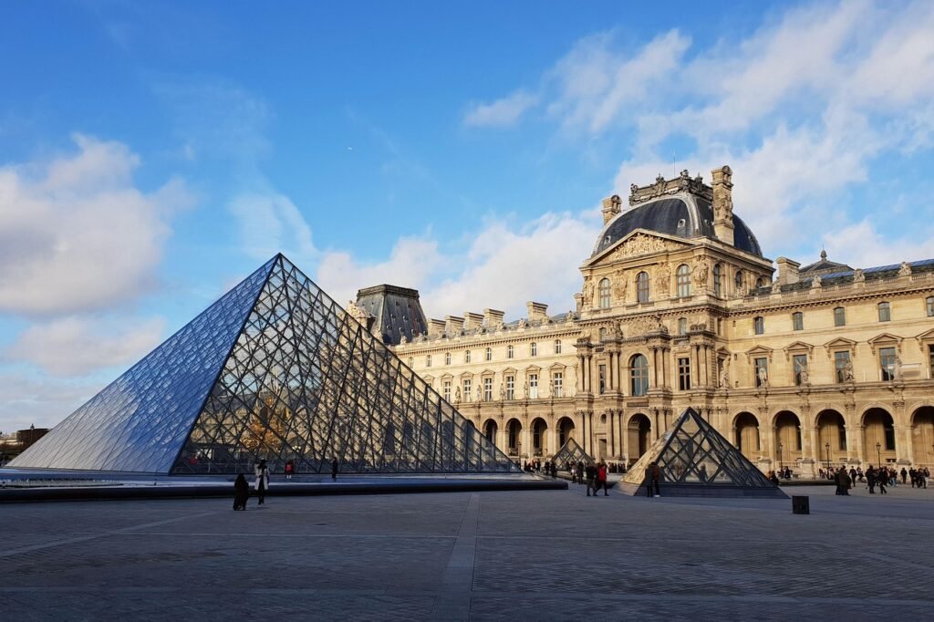 Nine Detained in Paris Police Raid on Decade-Old Louvre Ticket Fraud Ring