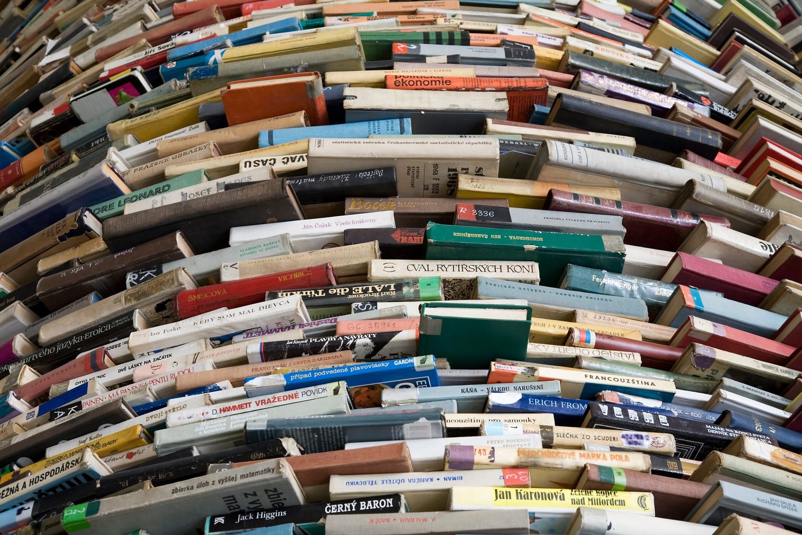 The Smell of Used Books (Image Credits: Wikimedia)
