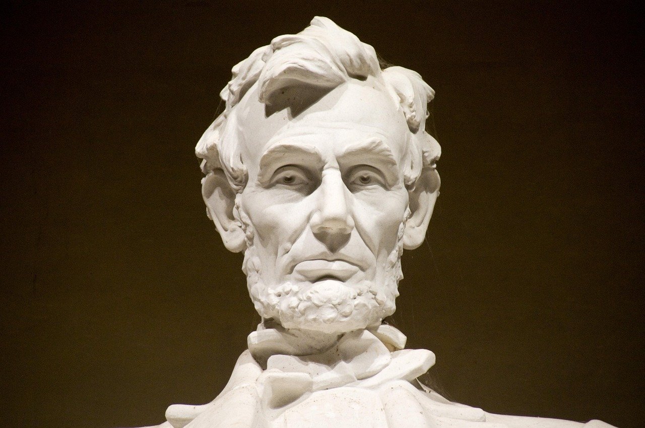 1. Lincoln and Kennedy: History's Most Haunting Mirror (Image Credits: Pixabay)