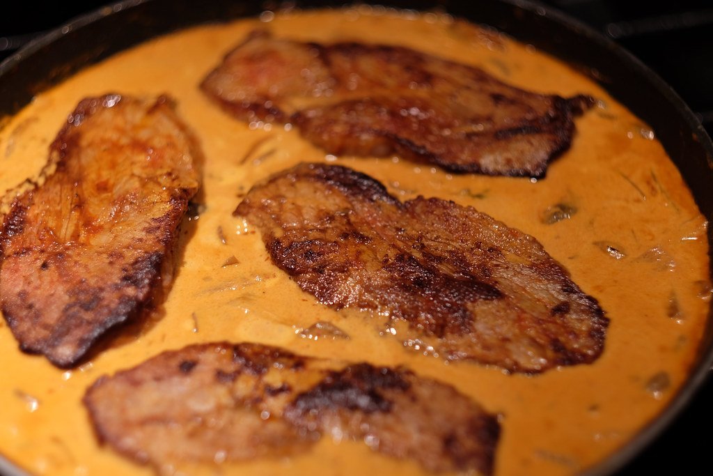 Beef Stroganoff: The Dish That Felt Fancy But Wasn't (Lars Plougmann, Flickr, CC BY-SA 2.0)