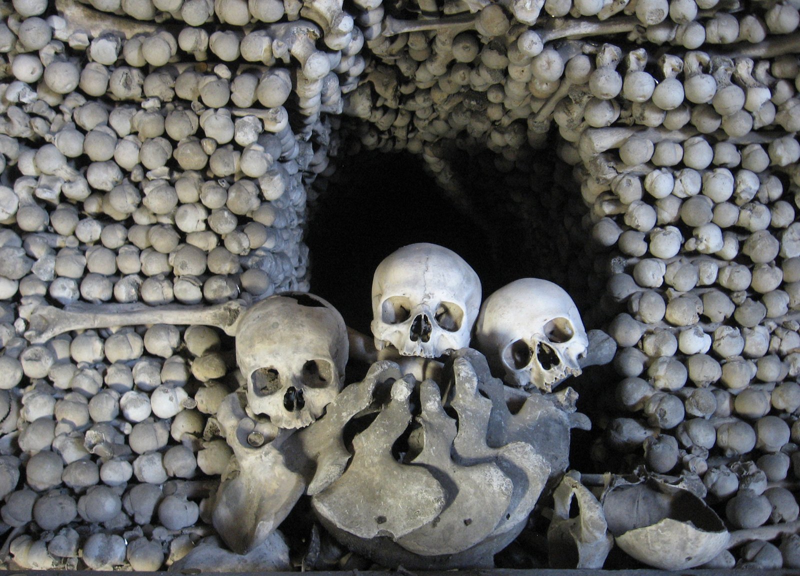 6. Sedlec Ossuary (Church of Bones), Czech Republic (By Jan Kameníček, CC BY-SA 3.0)
