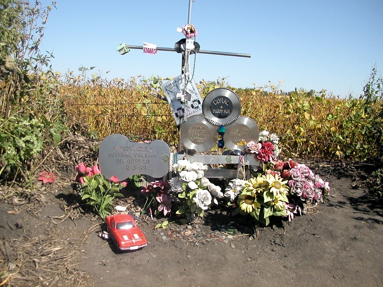 2. Waylon Jennings' Joke That Became a Tragedy (By Dennis Fernkes - Edina, Minnesota, USA, Public domain)