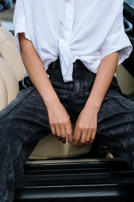 1. Dark-Wash Jeans, White Button-Down, and Ankle Boots (Image Credits: Pexels)
