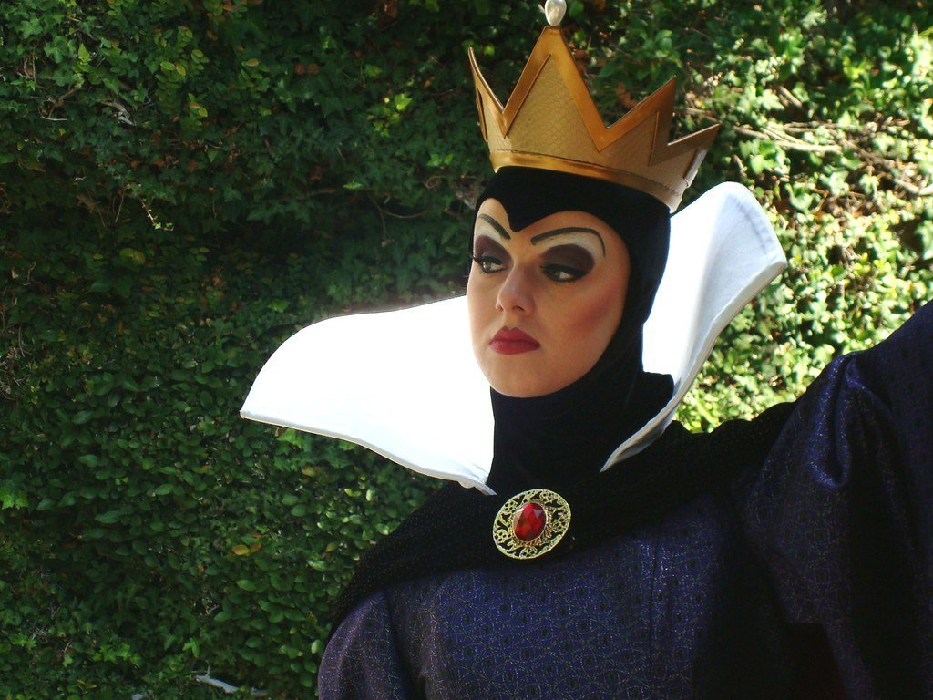 "Mirror, Mirror on the Wall" - Snow White and the Seven Dwarfs (1937) (Jennie Park Photography, Flickr, CC BY 2.0)
