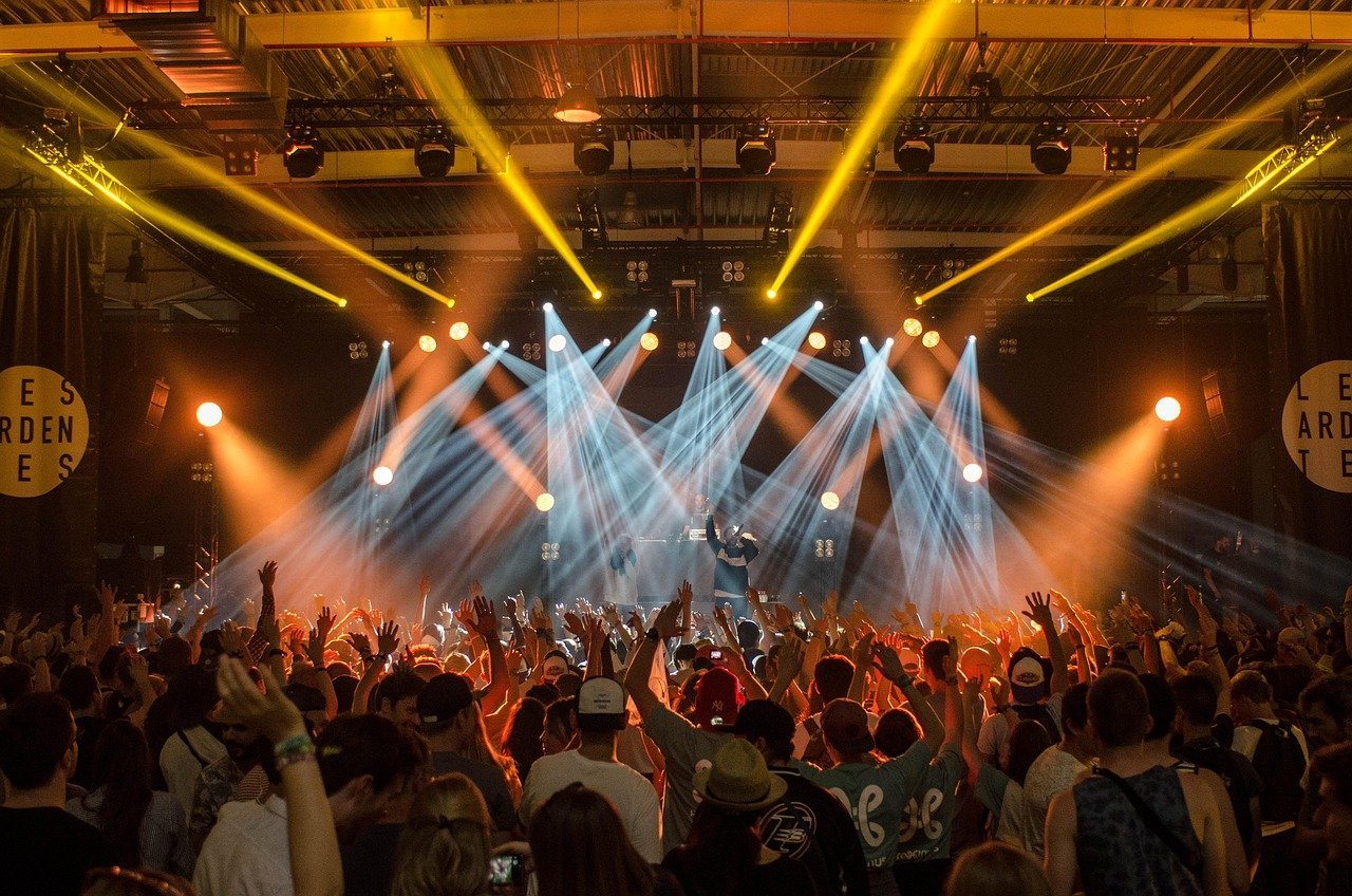 The Art of the Stage: When Visual Spectacle Meets Sound (Image Credits: Pixabay)