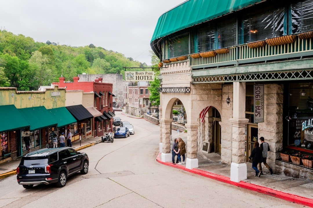 5. Eureka Springs, Arkansas: Victorian Charm Hidden in the Ozarks (Image Credits: Unsplash)