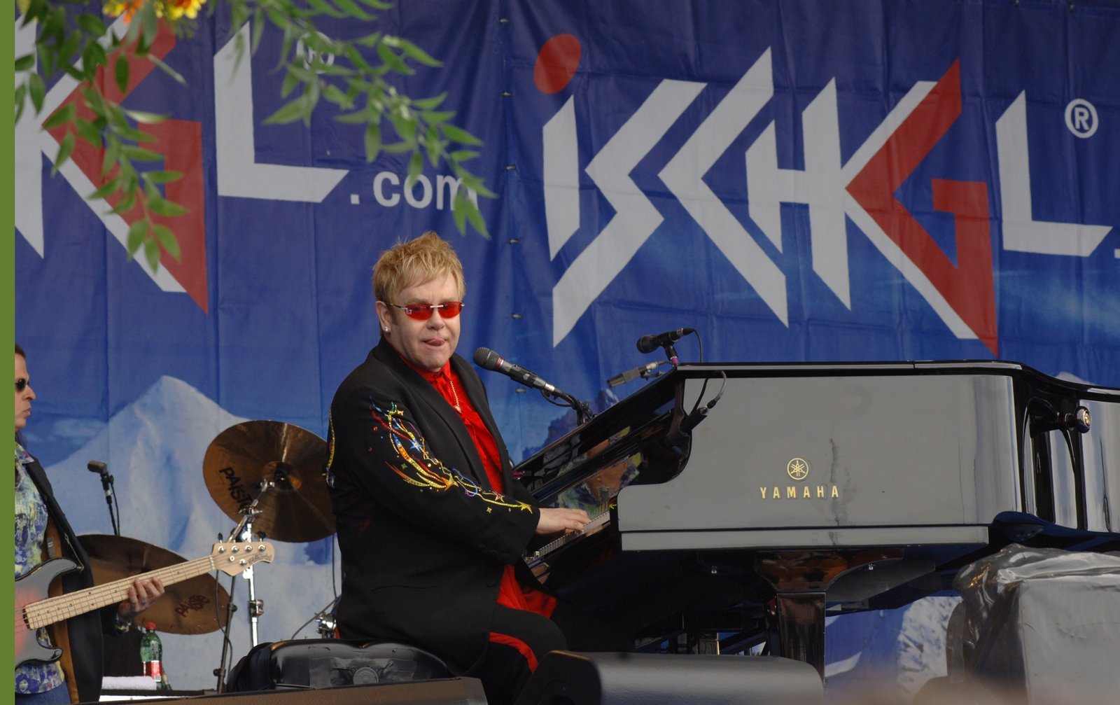 Elton John & Kiki Dee – Don’t Go Breaking My Heart (Own work (Original uploaded on he.wikipedia), Public domain)