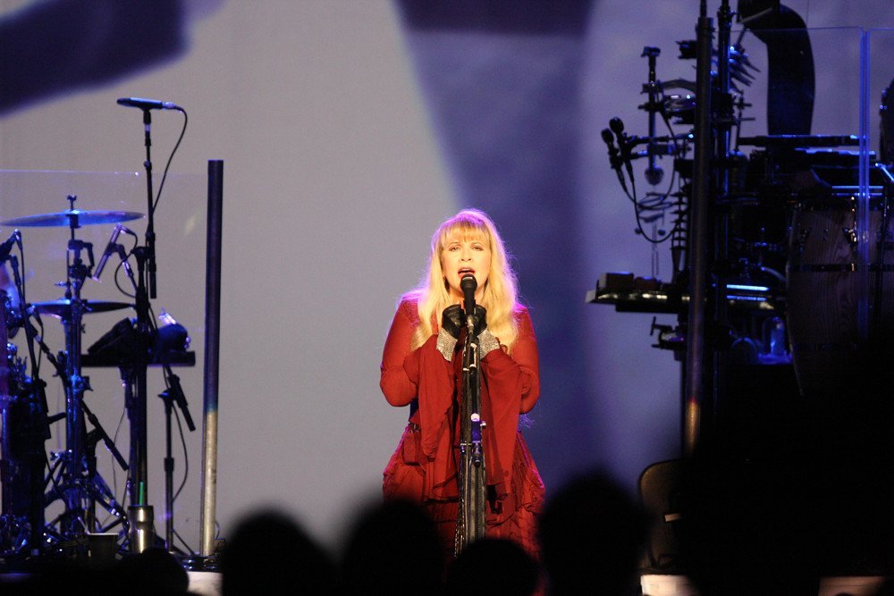 Stevie Nicks & Tom Petty – Stop Draggin’ My Heart Around (Eva Rinaldi Celebrity Photographer, Flickr, CC BY-SA 2.0)