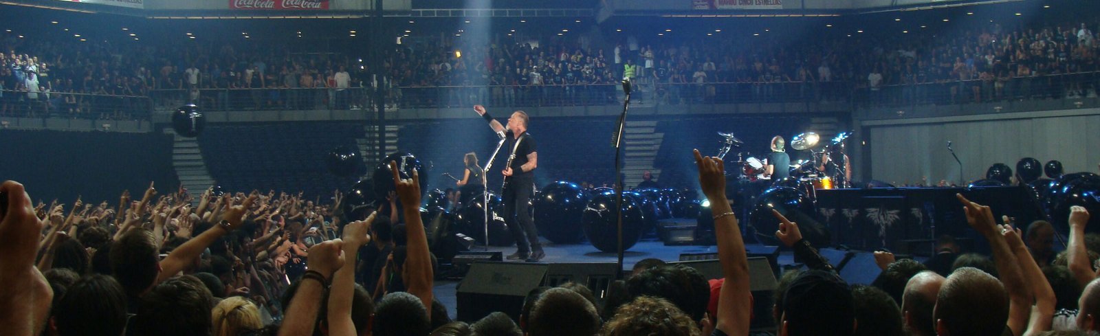Ernest Hemingway Tolls for Metallica's War Machine (Panorámica II, CC BY 2.0)