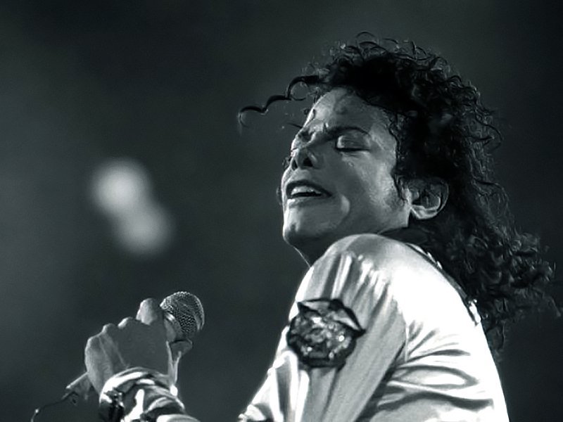 5. "We Are the World" – USA for Africa (1985): The First Multi-Platinum Single (By Zoran Veselinovic, CC BY-SA 2.0)