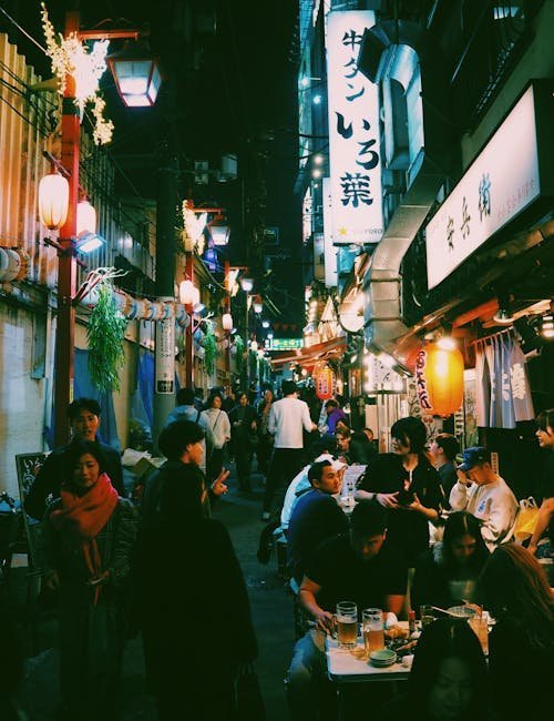 4. Never Eat While Walking (Image Credits: Pexels)