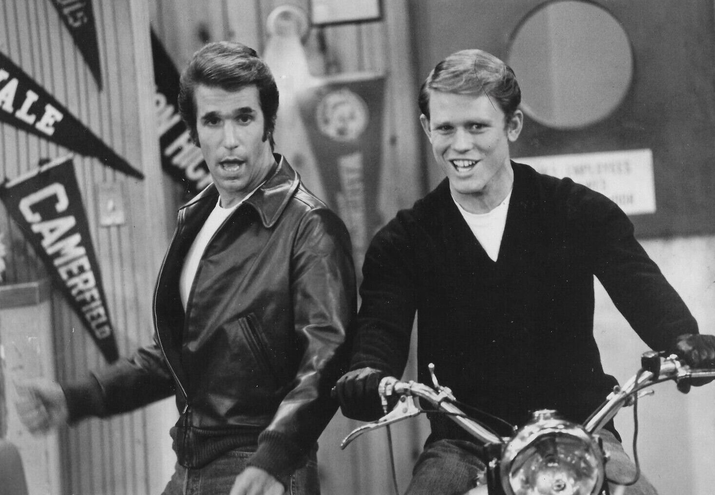 Happy Days (1974–1984) (ebay: https://www.ebay.com/itm/375353307524 Archive: https://archive.ph/hckxbeBay item
photo front
photo back
Transferred from en.wikipedia by SreeBot, Public domain)