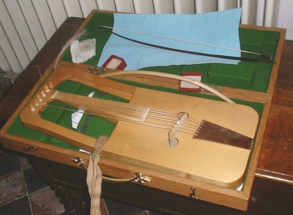 Crwth (By Harry Campbell, CC BY-SA 3.0)