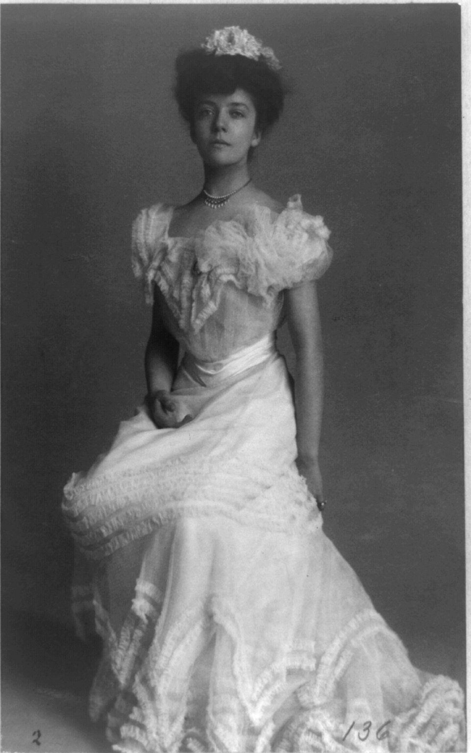 Alice Ball (Library of Congress

Catalog: https://lccn.loc.gov/96514246
Image download: https://cdn.loc.gov/service/pnp/cph/3b30000/3b37000/3b37200/3b37274r.jpg
Original url: https://www.loc.gov/pictures/item/96514246/, Public domain)