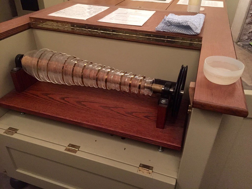 Glass Harmonica (Matt From London, Flickr, CC BY 2.0)