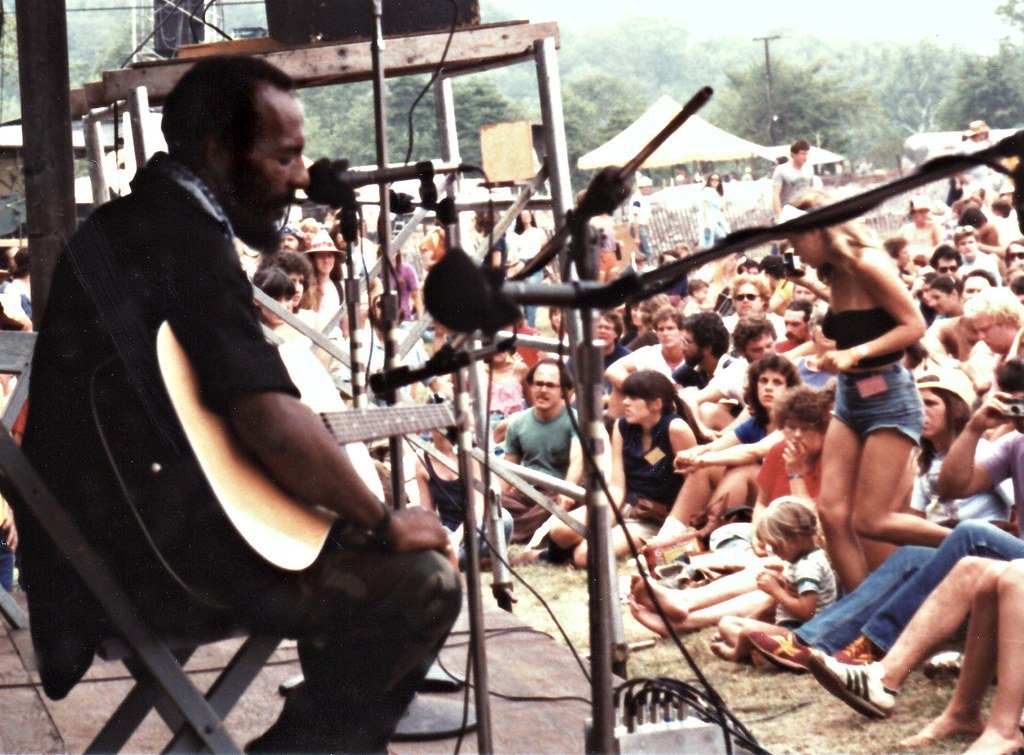 Richie Havens at Woodstock 1969 (David Swift Photography, Flickr, CC BY 2.0)