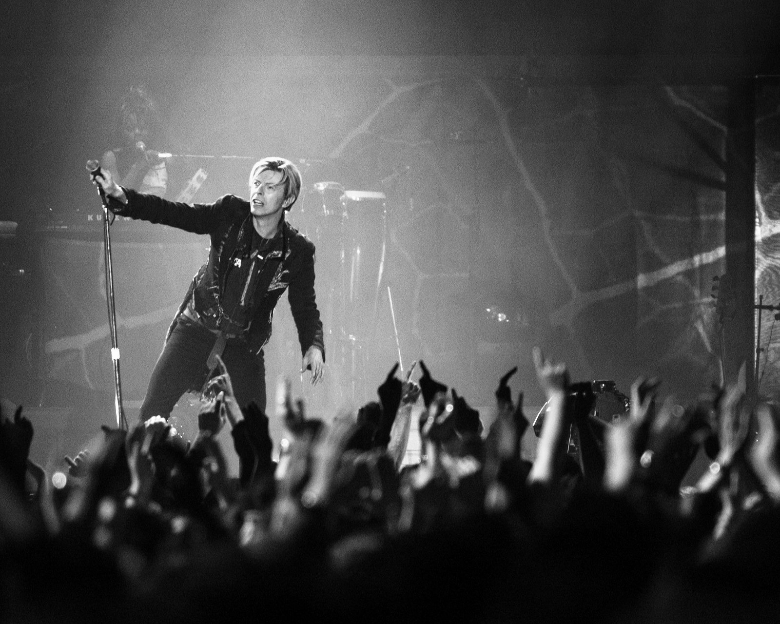 David Bowie at Glastonbury 2000 (Imported from 500px (archived version) by the Archive Team. (detail page), CC BY 3.0)