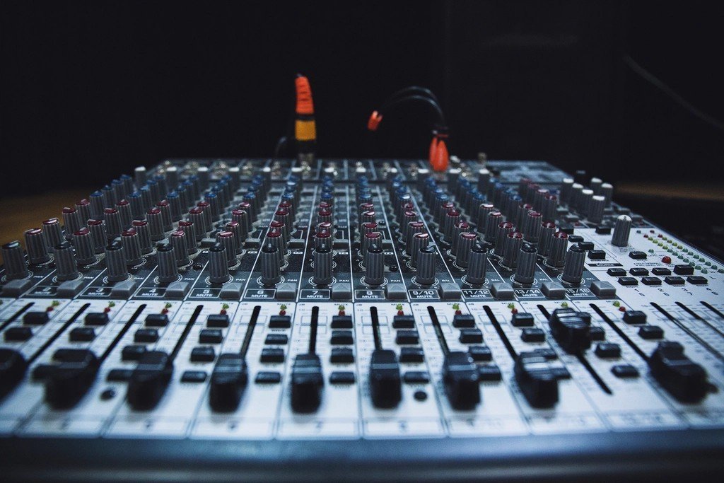 Tom Dowd: Innovator in Soul and Rock Mixing (Image Credits: Rawpixel)