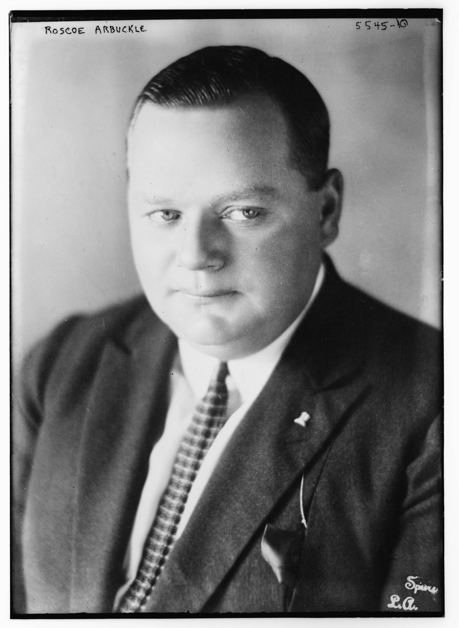 Roscoe Arbuckle's Devastating Trial (Library of Congress

Catalog: https://lccn.loc.gov/2014713188
Image download: https://cdn.loc.gov/service/pnp/ggbain/33000/33036v.jpg
Original url: https://www.loc.gov/pictures/item/2014713188/, Public domain)