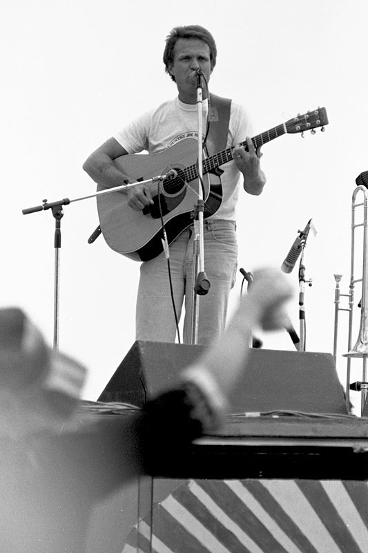 Country Joe McDonald’s "I-Feel-Like-I’m-Fixin’-to-Die Rag" at Woodstock (By Rtsanderson, CC BY-SA 3.0)