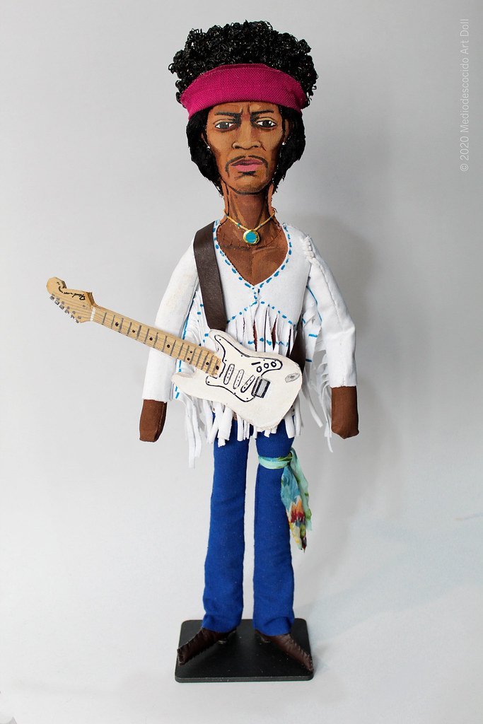 Jimi Hendrix Closes Woodstock (1969) (MEDIODESCOCIDO, Flickr, CC BY 2.0)