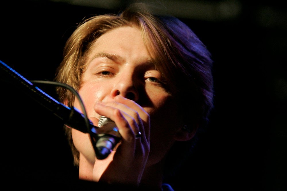 "MMMBop, ba duba dop" by Hanson (Eva Rinaldi Celebrity Photographer, Flickr, CC BY-SA 2.0)