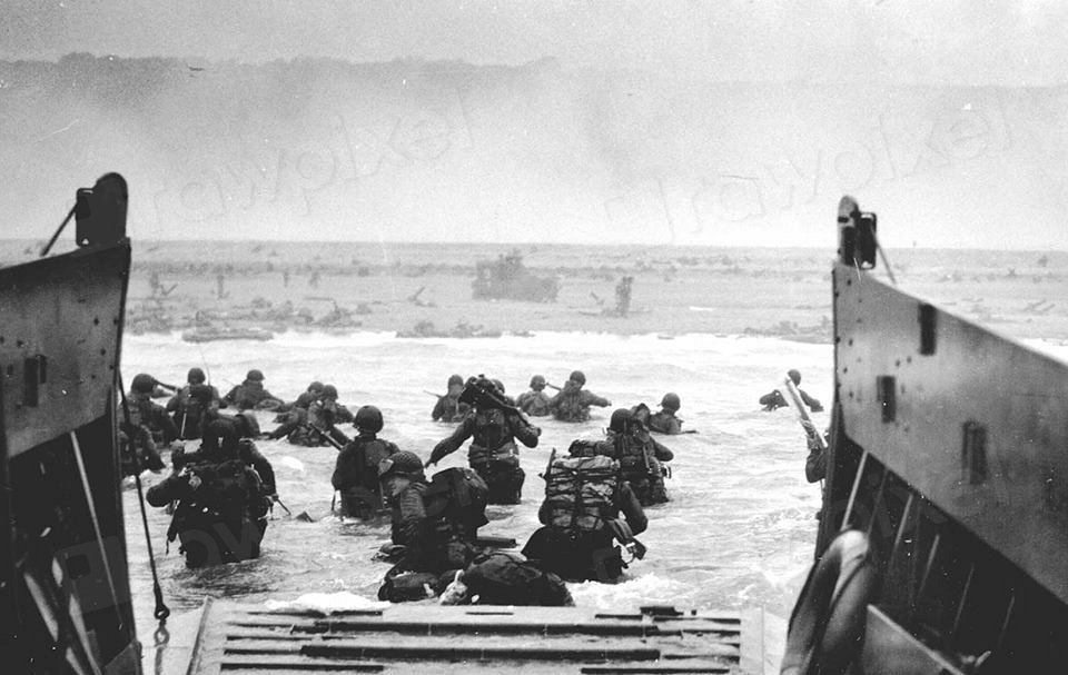 Entertainment vs. History (Image Credits: Rawpixel)