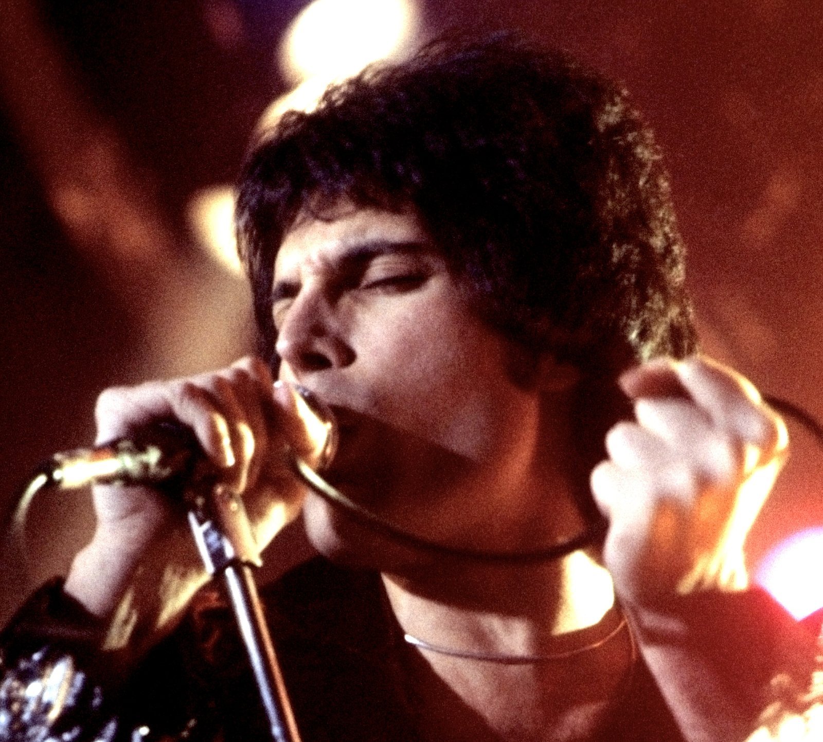 "Mama, just killed a man, put a bullet through his head" (By Freddie_Mercury_performing_in_New_Haven,_CT,_November_1978.jpg: *FreddieMercurySinging21978.jpg: Carl Lender
derivative work: Lošmi
derivative work: Morn (talk), CC BY-SA 3.0)
