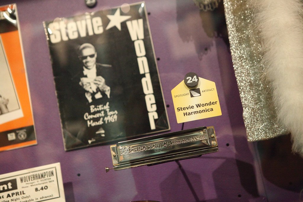 Ebony and Ivory by Paul McCartney & Stevie Wonder (1982) (Sam Howzit, Flickr, CC BY 2.0)
